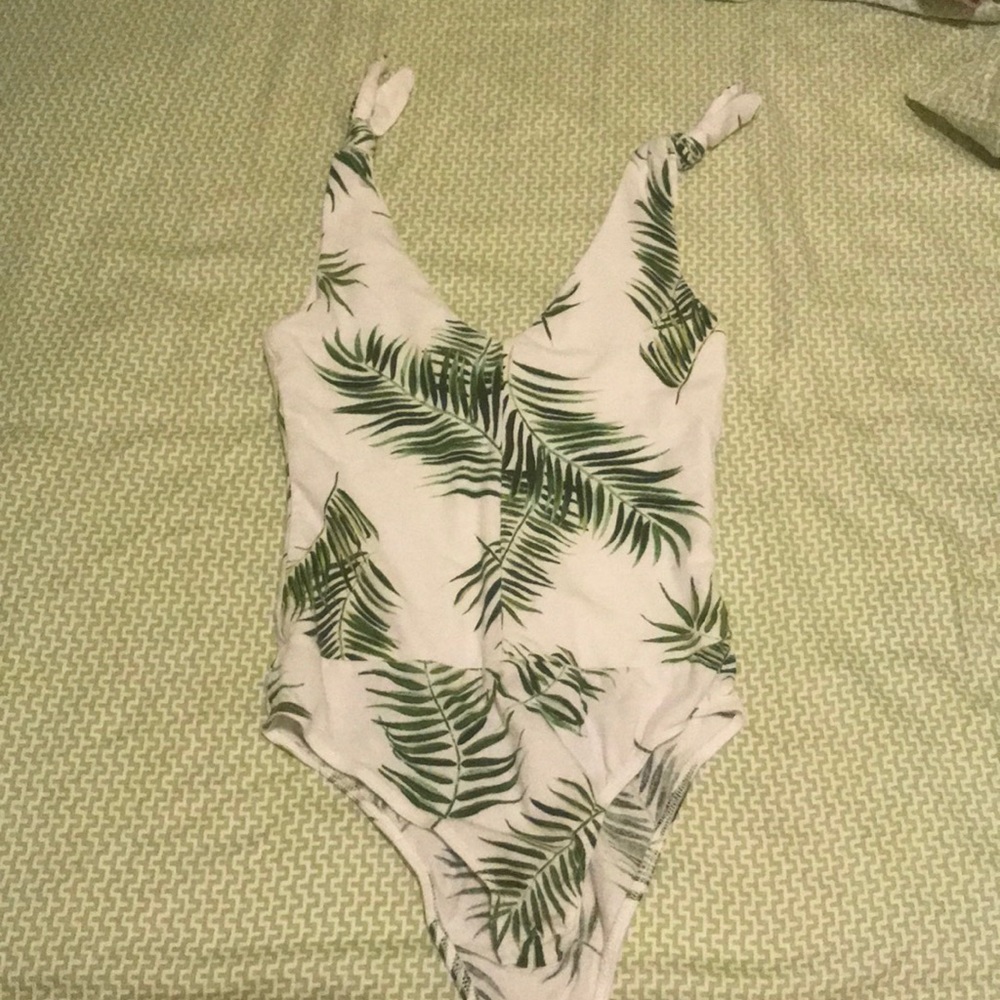 Very adorable and flattering H&M bodysuit